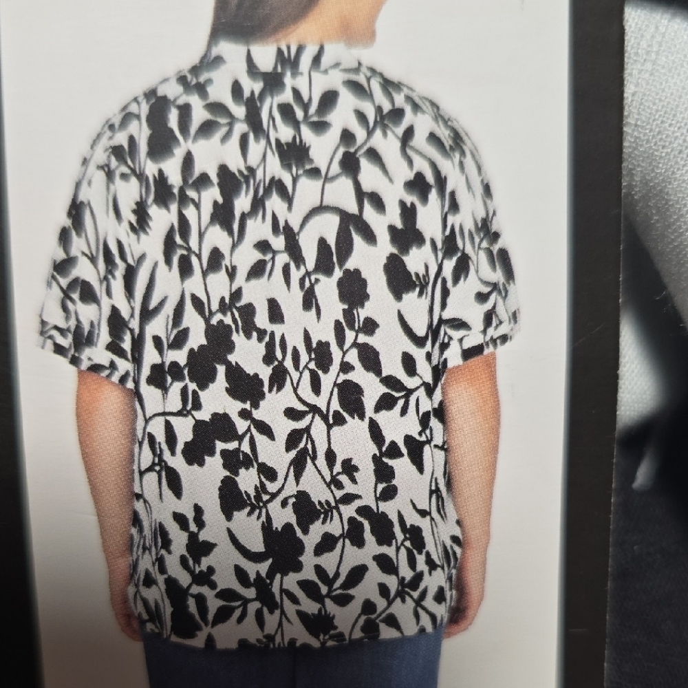 Well Worn Black and White Relaxed-fit Ruffled Short-Sleeve V-neck Floral Blouse - Picture 5 of 7